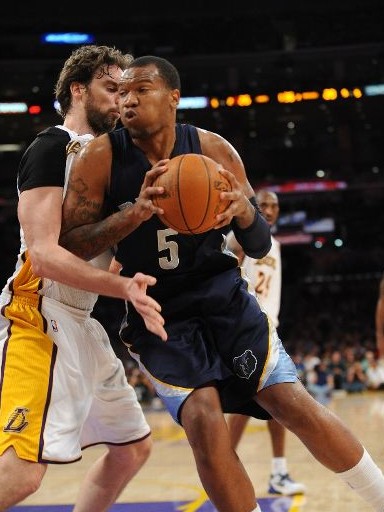 形成鲜明对 形成鲜明对